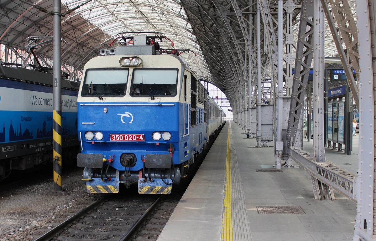 350 020-4 Zssk als EC 220 zu sehen am 01.05.22 in Praha hl.n.