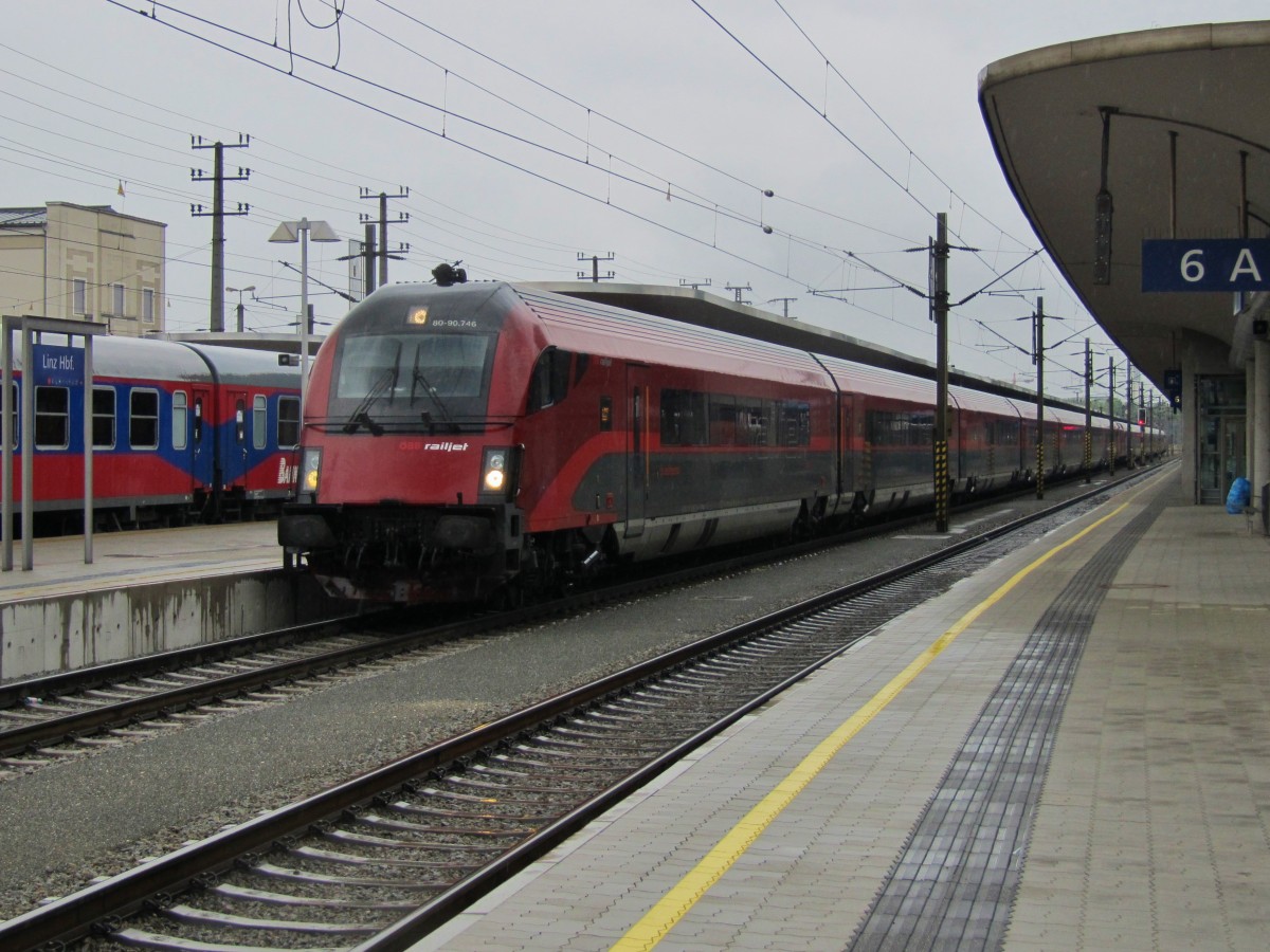 3.5.2014 17:11 ÖBB Railjet (RJ) Steuerwagen (Afmpz 73 81 80-90 746-x A-ÖBB) an der Spitze des RJ 565 aus Bregenz nach Wien Westbahnhof kurz nach der Einfahrt in Linz Hbf. Eine zweite RJ Garnitur aus Zürich Hbf nach Budapest-Keleti ist angehängt.