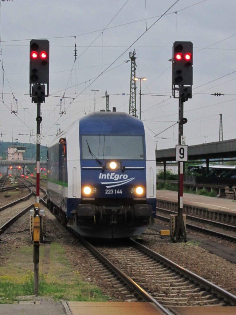 3.5.2014 19:41 IntEgro 223 144 Lokwechsel mit der ÖBB 1016 008 in Passau Hbf. Die Lok wird den Sonderzug Bahnhouristikexpress (BTE) über Regensburg und Schwandorf nach Hof (Saale) Hbf ziehen.