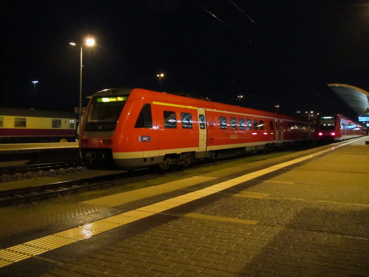 3.5.2014 5:02 DB AG 612 062 abgestellt in Hof (Saale) Hbf. Rechts im Bild zwei Triebzüge Baureihe 612 als RE nach Dresden Hbf.