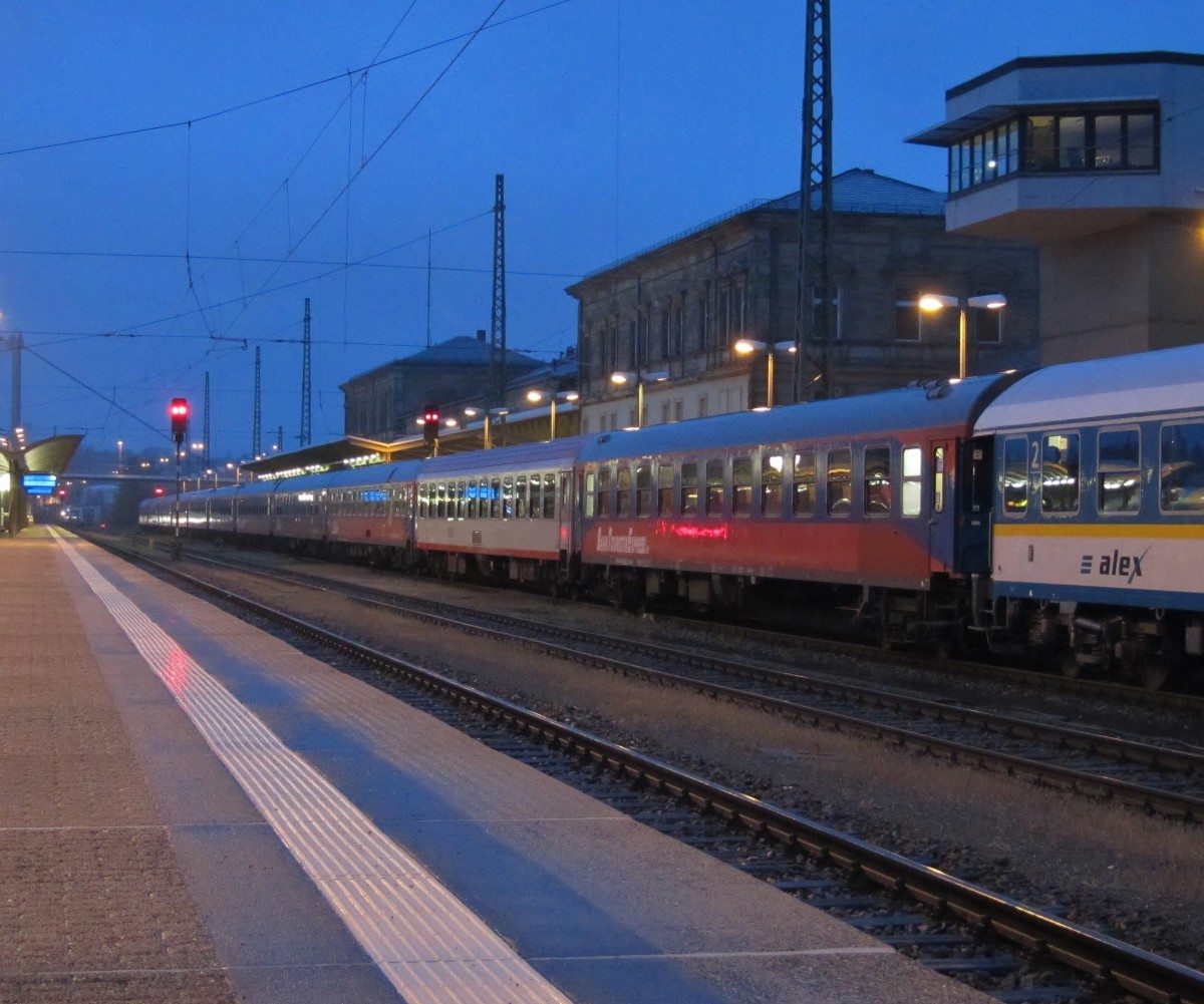 3.5.2014 5:30 Bahntouristikexpress (BTE) Sonderzug beim Beladen in Hof (Saale) Hbf. Die 15 Wagen waren zu lang für den Bahnsteig, weshalb in Wagen 1 und 2 kein Einstieg möglich war.