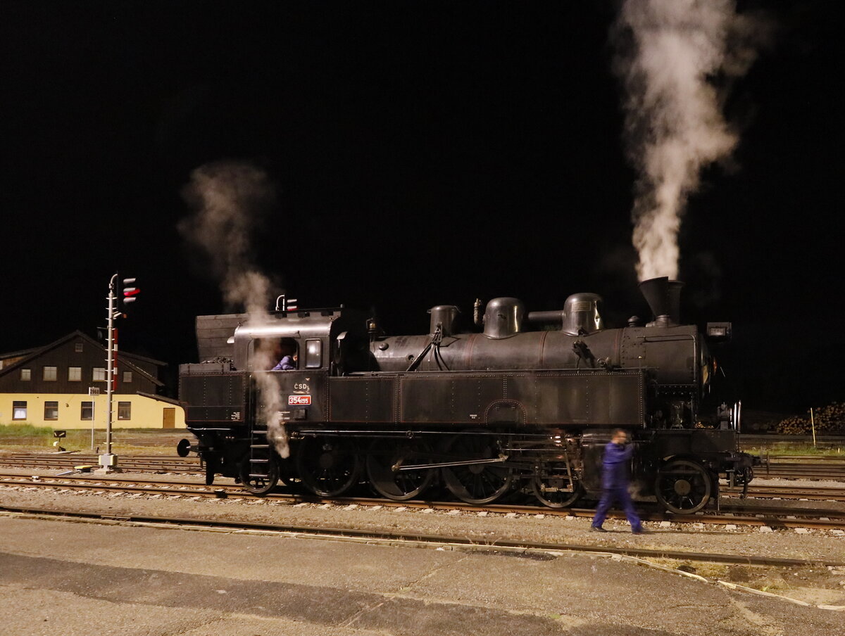 Šumavské léto s párou 2025 na Volarsku Železniční trať České Budějovice – Černý Kříž
Strecke 194. Das Higlight war  die fast dreistündige Nachtfahrt, 21:15 ab Volary über Cerny Kriz  nach Nove Udoli , zurück über Nova Pec  nach Volary, dort Ankunft um 23:56 Uhr.
Wasser genommen wurde in Nova Pec mit Hilfe der örtlichen Feuerwehr, hier Die Lok kurz vor  dem Abstellen in Volary. 18.07.2025  kurz vor Mtternacht in Volary
