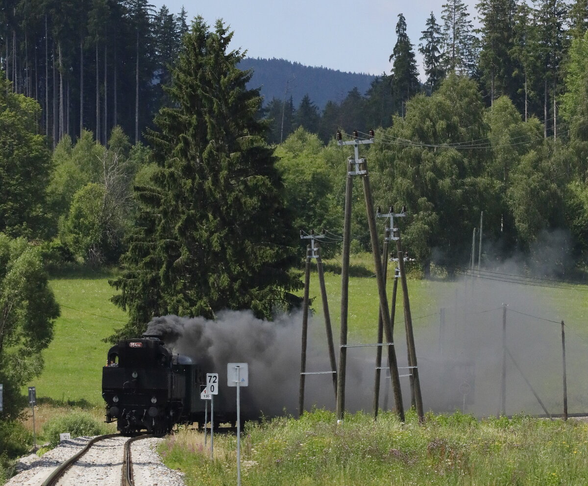 Šumavské léto s párou 2025 na Volarsku Železniční trať České Budějovice – Černý Kříž Strecke 194, auf der kurzen Steigung vor Nova Pec muss das Feuer nochmals  spitz  gemacht werden . 
19.07.2025  12:16 Uhr