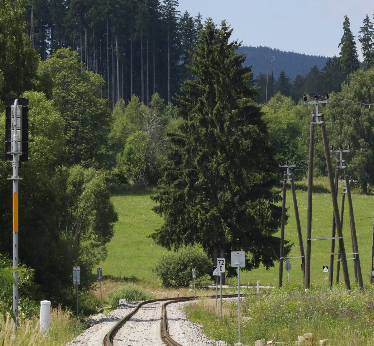 Šumavské léto s párou 2025 na Volarsku Železniční trať České Budějovice – Černý Kříž
Strecke 194, ein Blick auf die tolle Landschaft und die interessante Streckenführung. 
Kurz vor Nova Pec 19.07.2025  12:16 Uhr