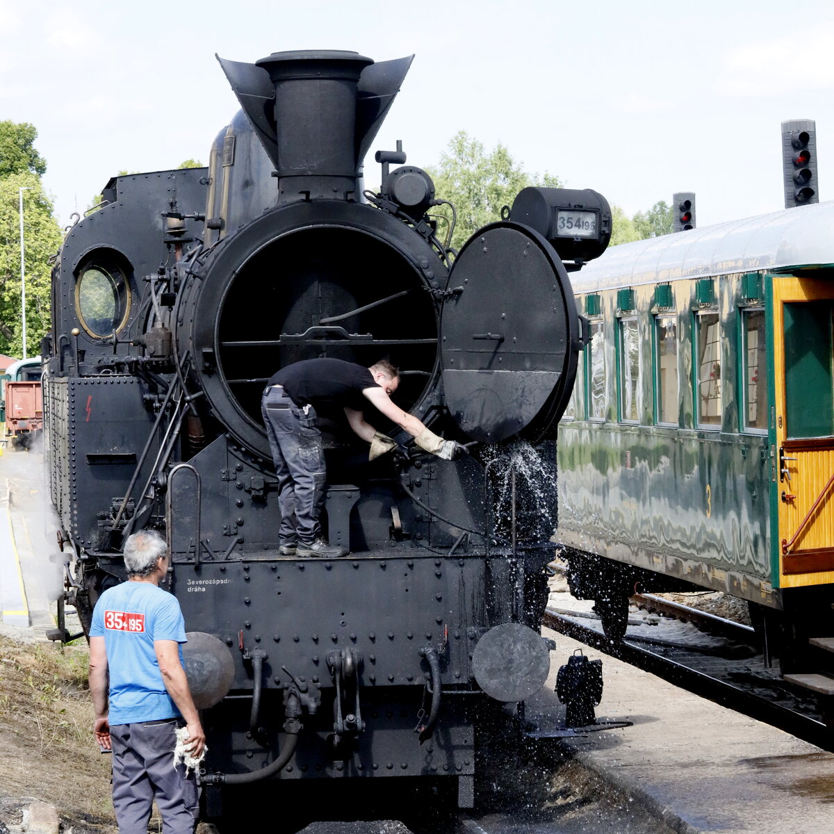 Šumavské léto s párou 2025 na Volarsku Železniční trať České Budějovice – Černý Kříž  Strecke 194, natürlich muss eine Dampflok nach dem Einsatz restauriert werden, hie wird die Rauchkammer ausgespritzt, nachdem die Lösche gezogen wurde. 19.07.2025 15:39 Uhr. Volary.