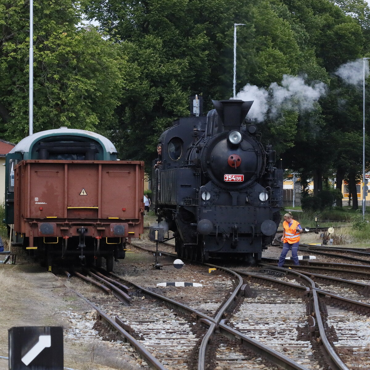 Šumavské léto s párou 2025 na Volarsku Železniční trať České Budějovice – Černý Kříž  Strecke 194. Nach der Ankunft des Sonderzuges wird in Volary  rangiert, links der O-Wagen mit guter Steinkohle und ein Aufentaltswagen für das Personal der Sonderzuüge. 19-07.2025 15:22 Uhr.