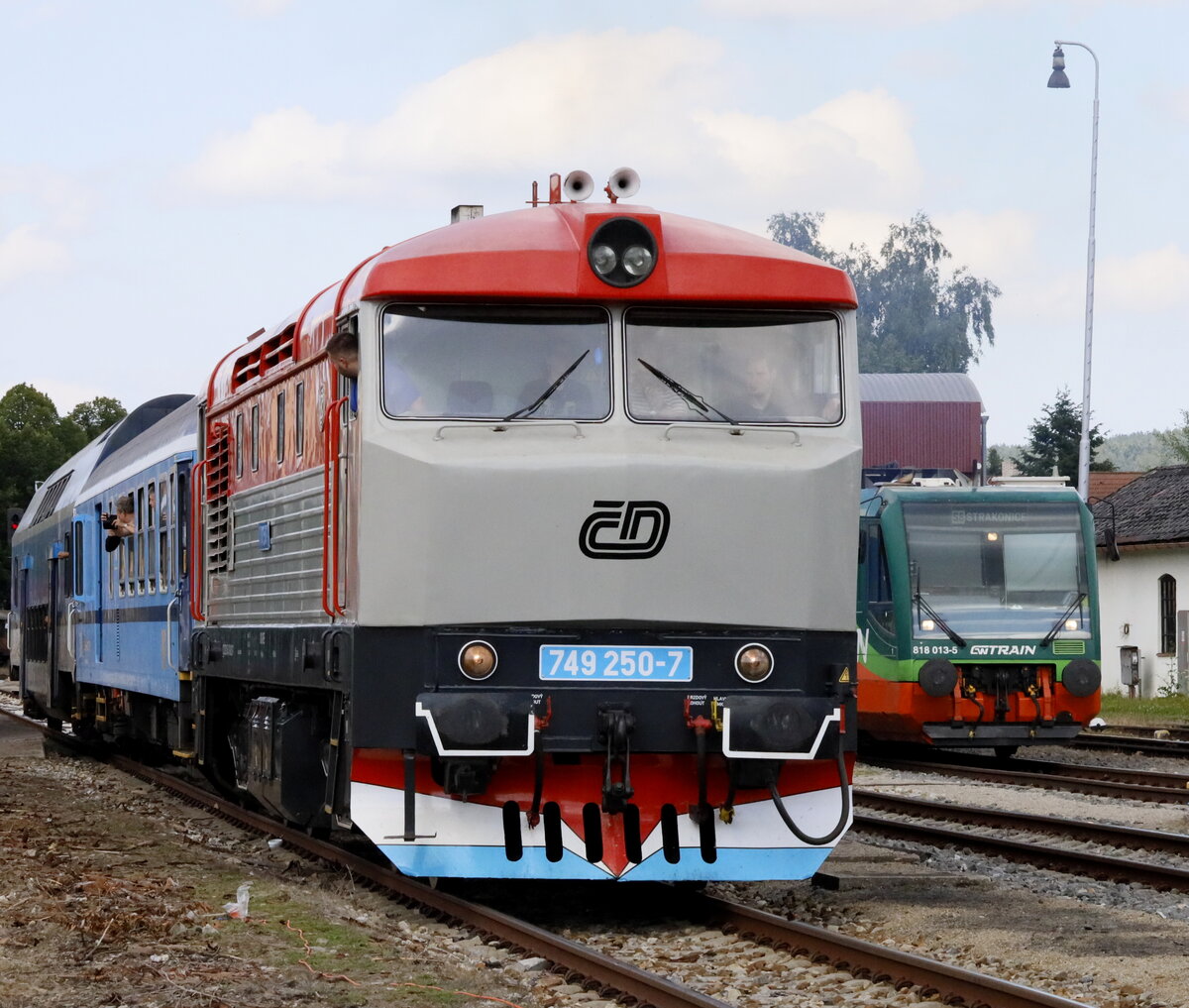 Šumavské léto s párou 2025 na Volarsku Železniční.Trať České Budějovice – Černý Kříž Strecke 194.Der Sonderzug nach Kobova Hut kurz vor dem Start in Volary.19.07.2025  15:18 Uhr.