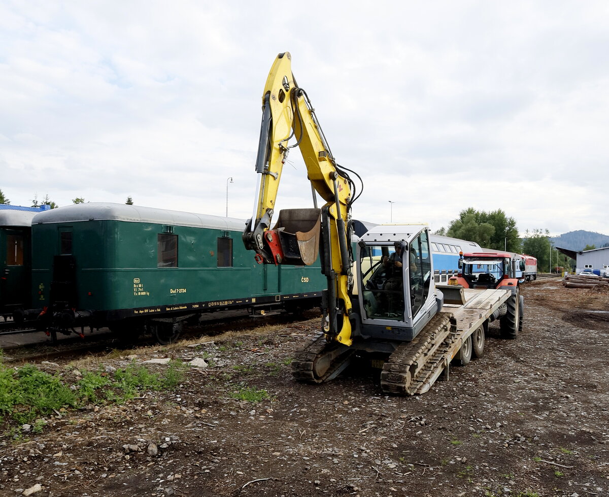 Šumavské léto s párou 2025 na Volarsku Železniční .Trať České Budějovice – Černý Kříž Strecke 194 Hier wird die Bekohlung der Lok 354 vorbereitet, der mobile Ladekran rollt gerade von seim Hänger. 18.07.2025 18:03 Uhr. Volary.