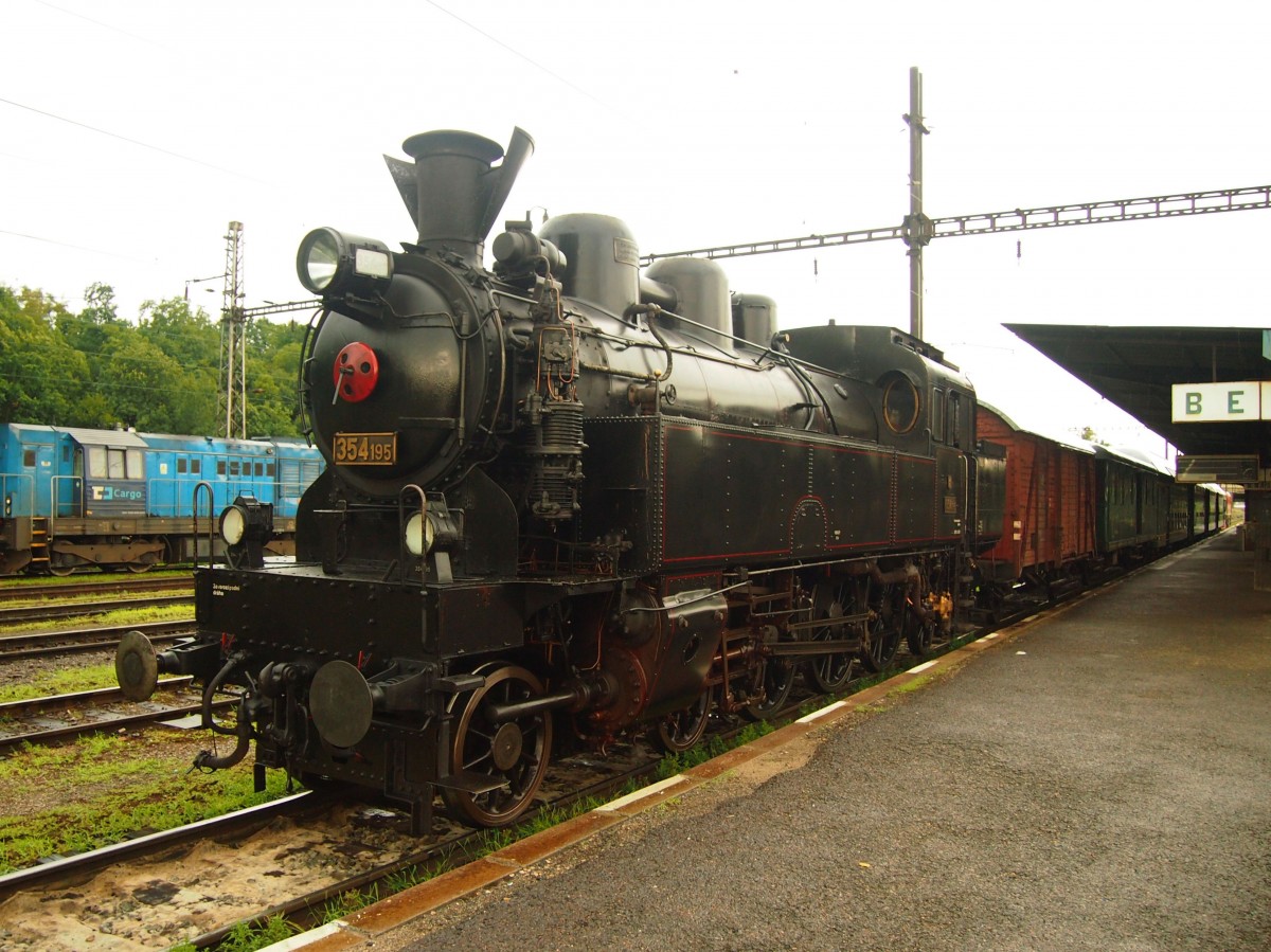 354 195 (Baujahre 1925) mit ein Sonderzug in HBf. Beroun am 25. 7. 2015