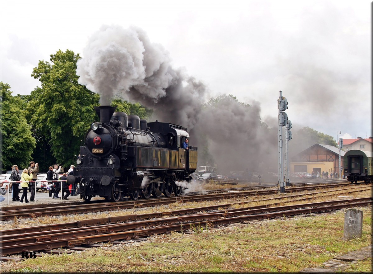 354 195 verlässt mit Volldampf den Bahnhof von Luzna u Rakovnika. Aufgenommen am 20.06.2015.