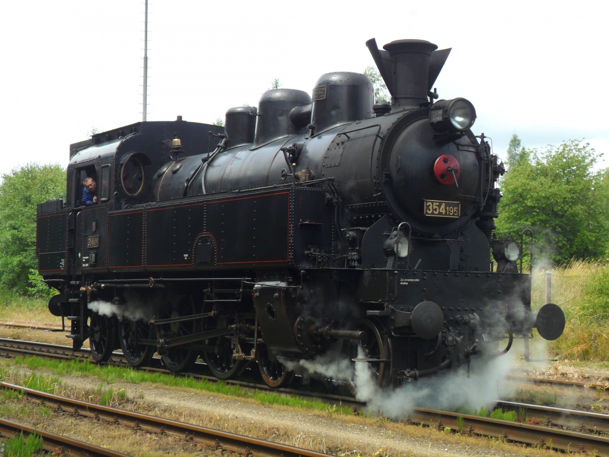 354 195  Vsudybylka  im Dampfloktreffens in Eisenbahnmuseum Lužná u Rakovníka am 20.6.2015.
