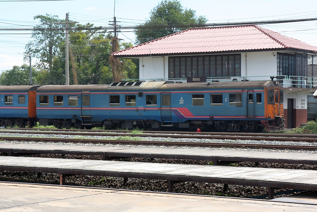 กซข.1034 (กซข. = BPD/Bogie Power Diesel Railcar With Driving Cab, Hitachi/Nippon Sharyo, Bauj. 1971) am 04.Dezember 2025 in der Kaeng Khoi Junction.