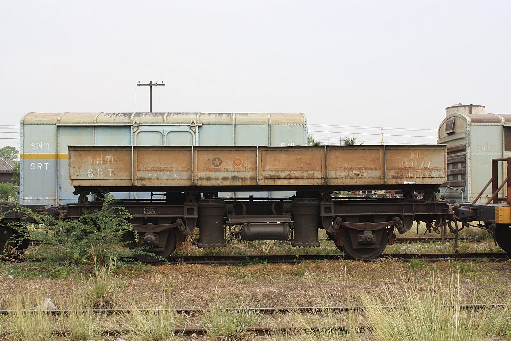 ข.ข.15077 (ข.ข. =L.T./Low-Sided Tipping Wagon, Taiwan Machinery Mfg. Corp. Ltd. - Taiwan, Bauj. 1969) am 22.März 2014 im Bf. Kaeng Khoi Junction. Insgesammt wurden 50 Wagen dieser Bauart geliefert.

