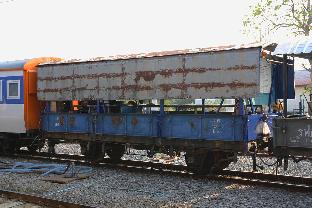 ข.ต.1007 (ข.ต. =L.S./Low Sided Wagon) als Bauzugwagen am 30.März 2023 in der Nakhon Sawan Station.
