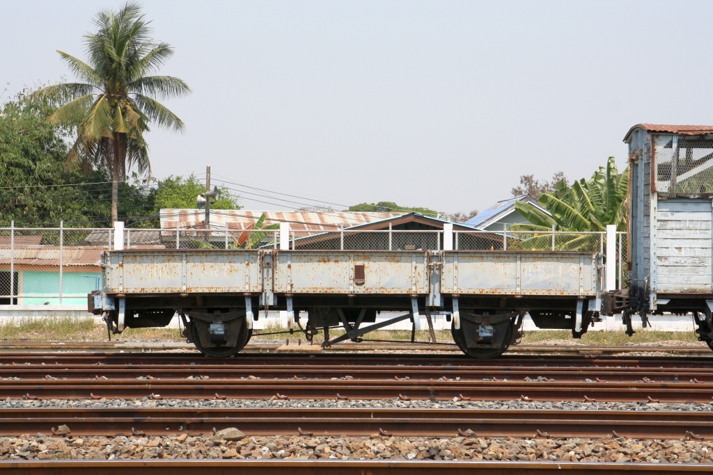 ข.ต.1593 (ข.ต. =L.S./Low Sided Wagon) am 29.März 2023 in der Pak Nam Pho Station.