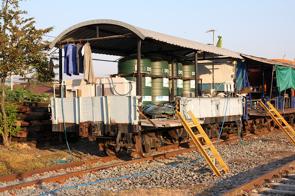 ข.ต.1642 (ข.ต. =L.S./Low Sided Wagon) als Bauzugwagen am 02.Dezember 2025 in der Ayutthaya Station.