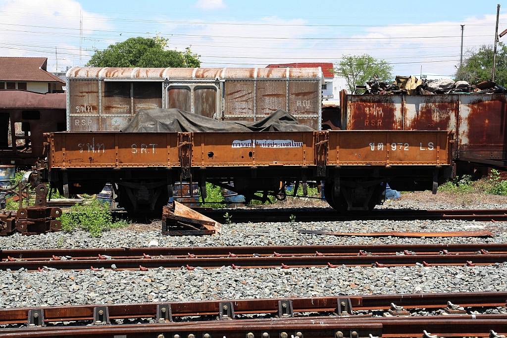 ข.ต.972 (ข.ต. =L.S./Low Sided Wagon) am 19.Mai 2018 im Depot Uttaradit.