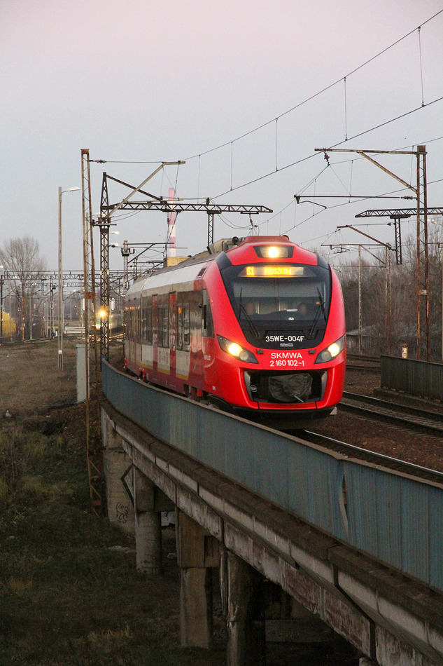 35WE-004F der Warschauer SKM wurde bei der Einfahrt in den Bahnhof Warszawa Wschodnia fotografiert.
Aufnahmedatum: 07.12.2015