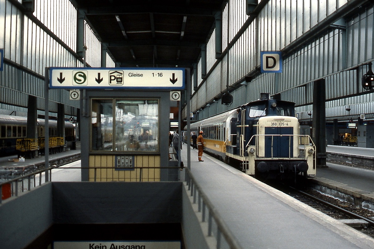 360 335-4 schiebt 1992 den Lufthansa Airport-Express aus dem Stuttgarter Hauptbahnhof