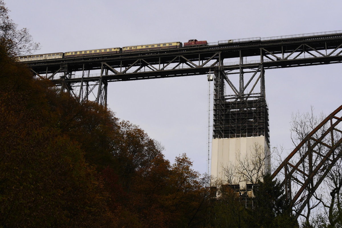360 588 mit dem Sonderzug  Bergische Runde  auf der Müngstener Brücke, 27.10.19.