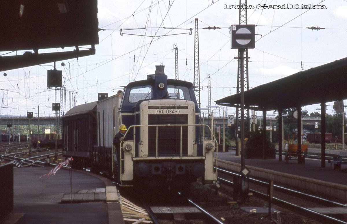 360034 rangiert am 5.7.1988 im Bahnhof Hanau.
