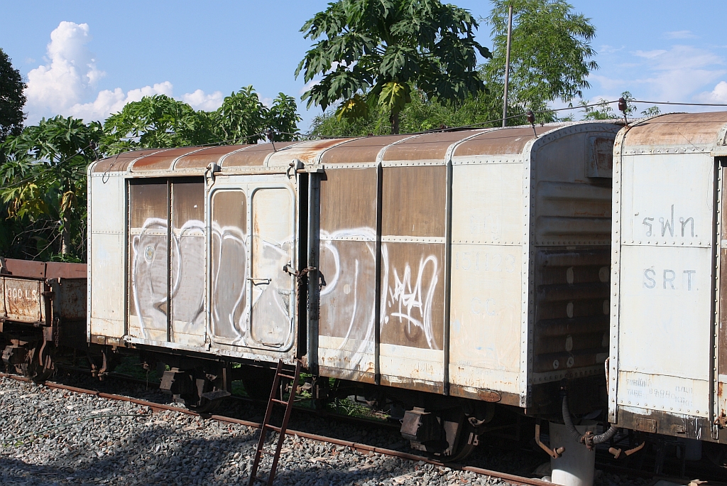 ต.ญ.151123 (ต.ญ.=C.G./Covered Goods Wagon) als Bauzugwagen am 19.Mai 2018 in der Ban Dan Station.