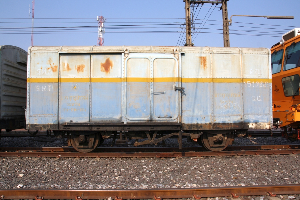 ต.ญ.151382 (ต.ญ.=C.G./Covered Goods Wagon, Bauj. 1966, Fuji Heavy Industries Ltd./Japan) als Bauzugwagen am 30.März 2023 in der Nakhon Sawan Station.
