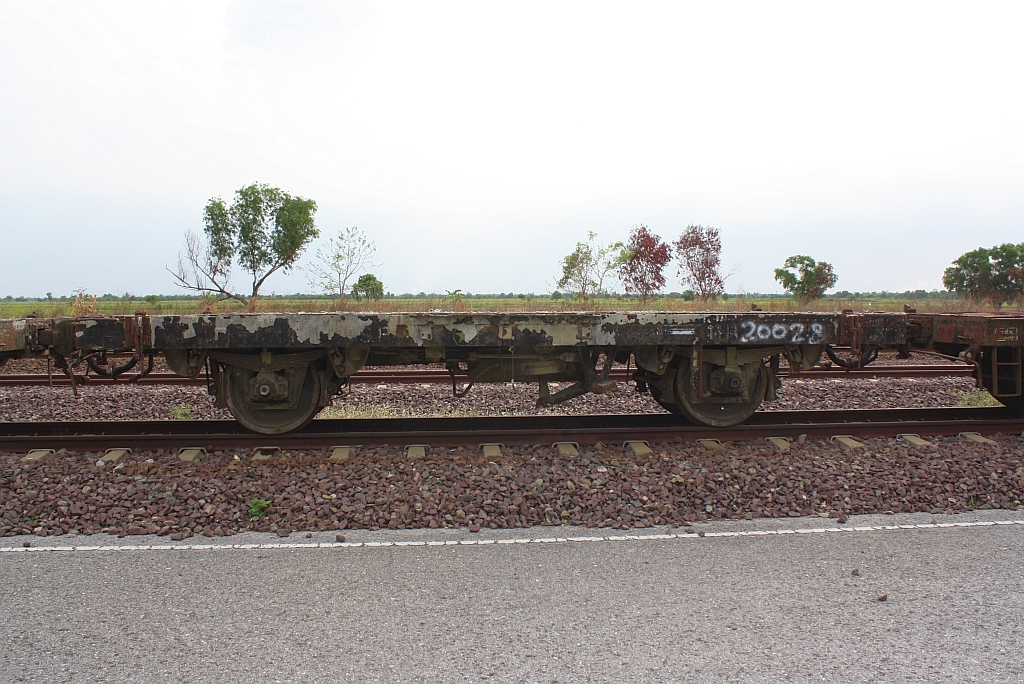 ท.ต. 20028 (ท.ต. =C.F./Container Flat Wagon), 1986 in der SRT-Werksttte Bang Sue aus dem ต.ญ.151265 umgebaut, am 29.Mai 2013 im Bf. Ongkharak.