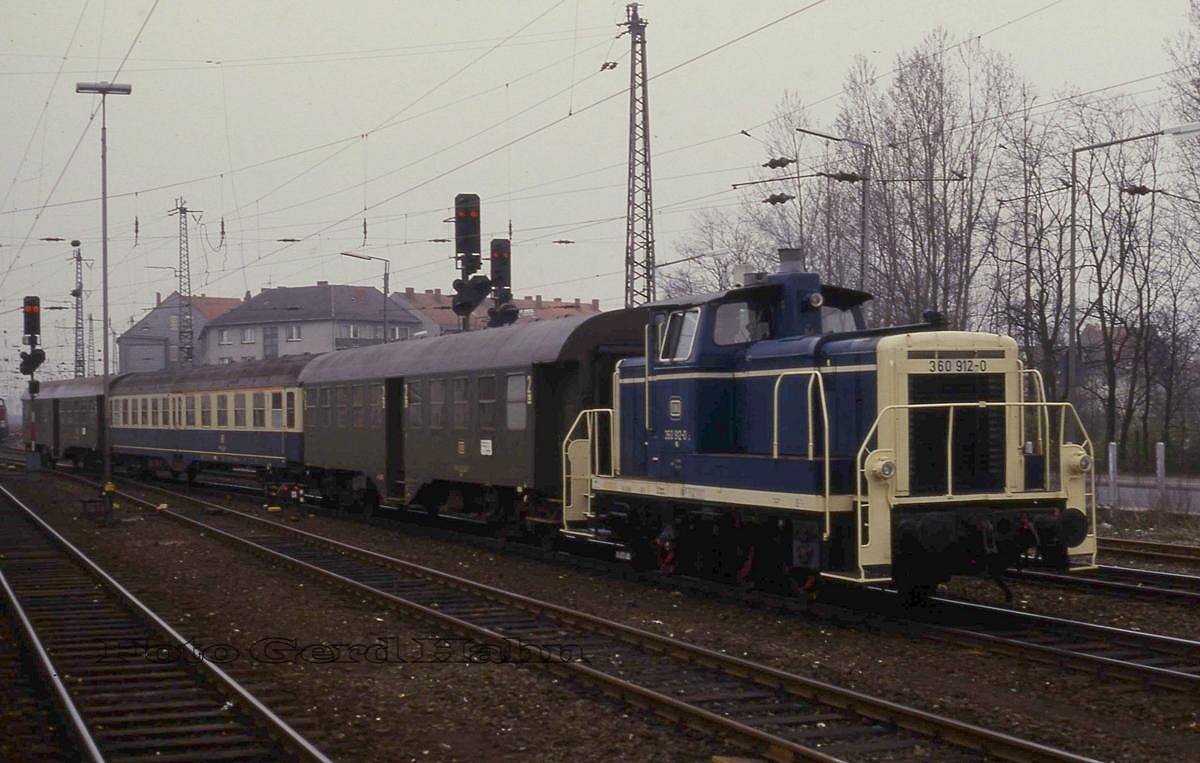 360912 rangiert am 5.4.1988 eine Personenzug Garnitur im Hauptbahnhof Osnabrück.
Die Zusammenstellung der Wagen lässt auf einen Zug für die Strecke Osnabrück - Oldenburg bzw. Delmenhorst schließen!