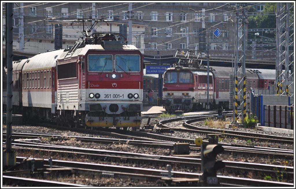361 001-1  Dodo  und 240 013-3 in Bratislava Hlavná Stanica. (01.06.2014)