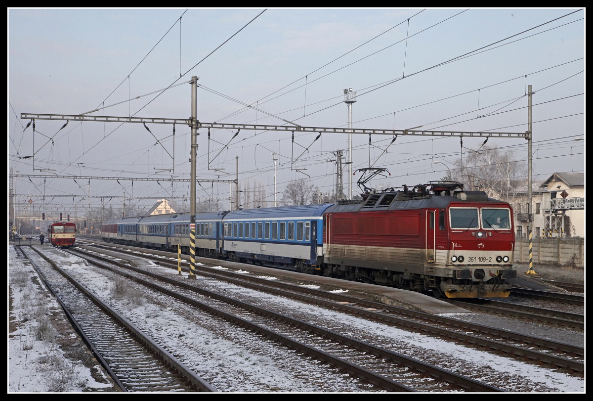 361 109 mit Reisezug in Prelouc am 22.01.2019.