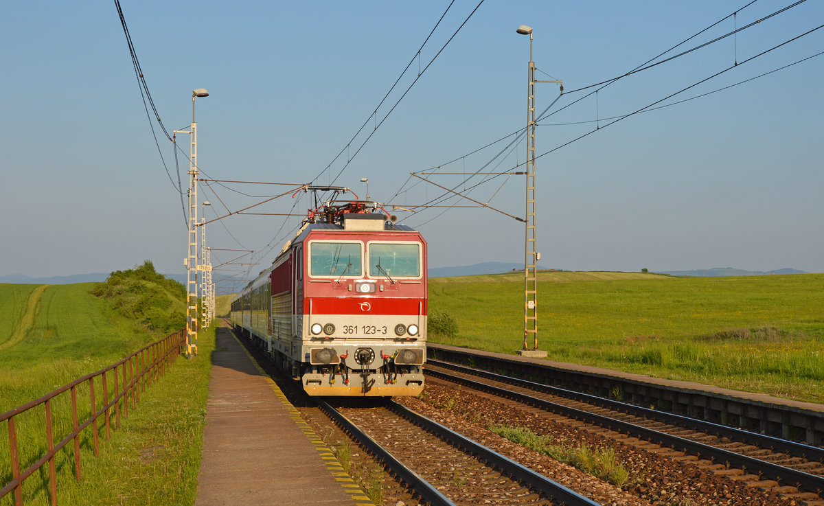 361 123-3 mit Regionalzug Os 7826 Košice/Kaschau (17:27) – Poprad-Tatry/Deutschendorf (19:18) fährt in Spišské Tomášovce/Tomsdorf (Zips) ein;  22.05.2016