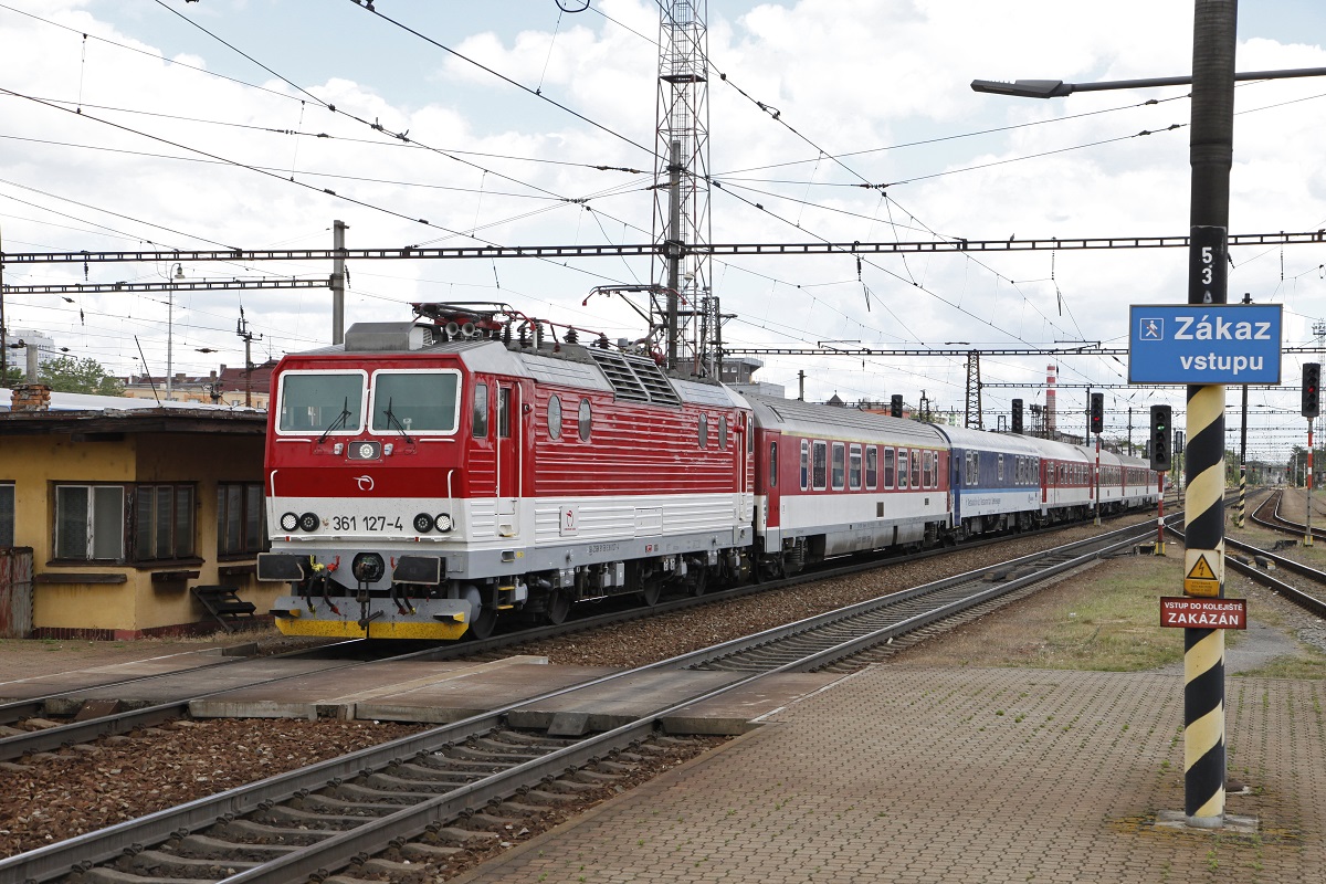 361 127 mit Reisezug in Pardubice am 7.06.2017.