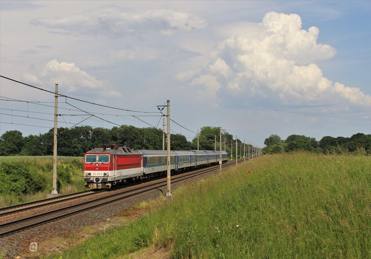 361 129-0 zusehen am 13.06.20 mit EX 126 in Pardubice Opočínek.