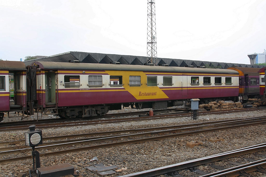 บกข. 1007 (บกข. =BRC./Bogie Buffet Carriage, Bogie Restaurant Car) am 27.März 2017 im Bf. Hua Lamphong.