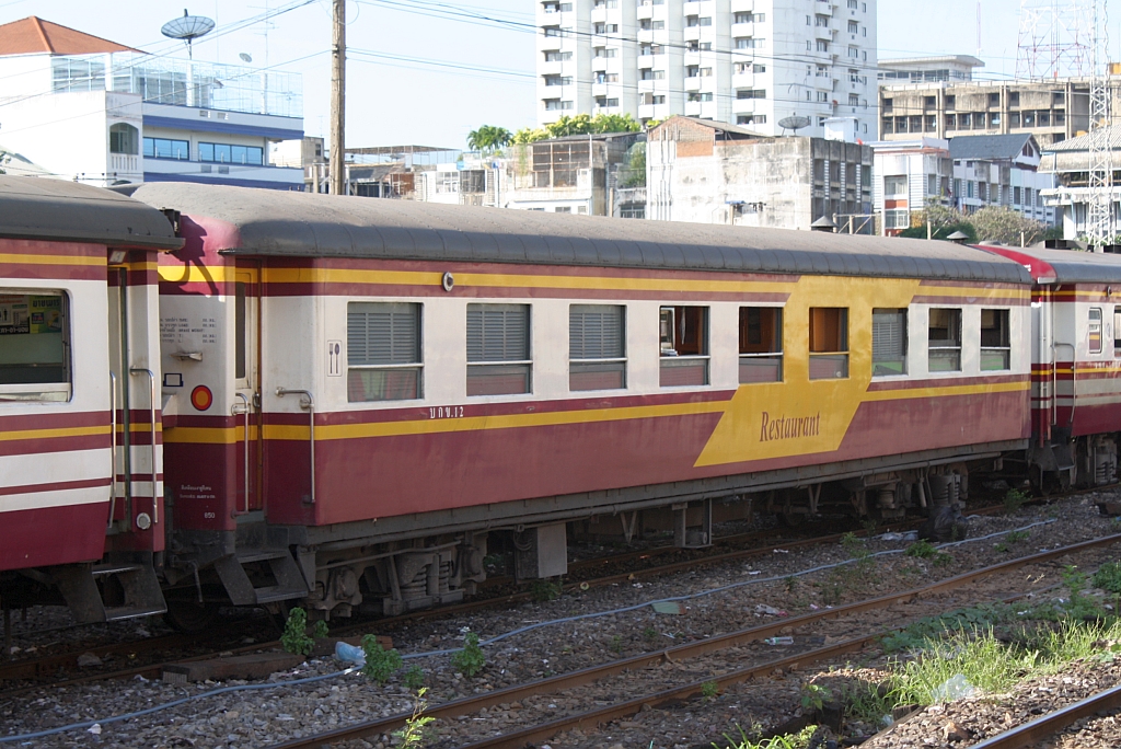 บกข. 12 (บกข. =BRC./Bogie Buffet Carriage, Bogie Restaurant Car) am 29.Mai 2013 im Bf. Hua Lamphong. 
