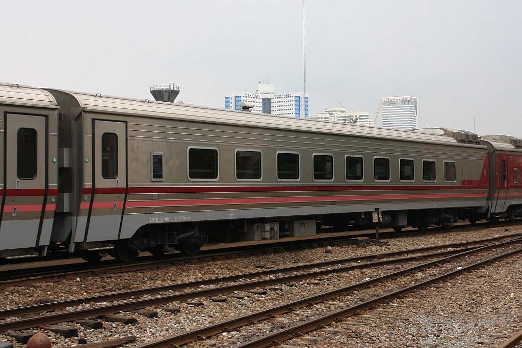 บกข.ป. 1105 (บกข.ป. =ARC./Air-Conditioned Restaurant Car) am 27.März 2017 im Bf. Hua Lamphong. 