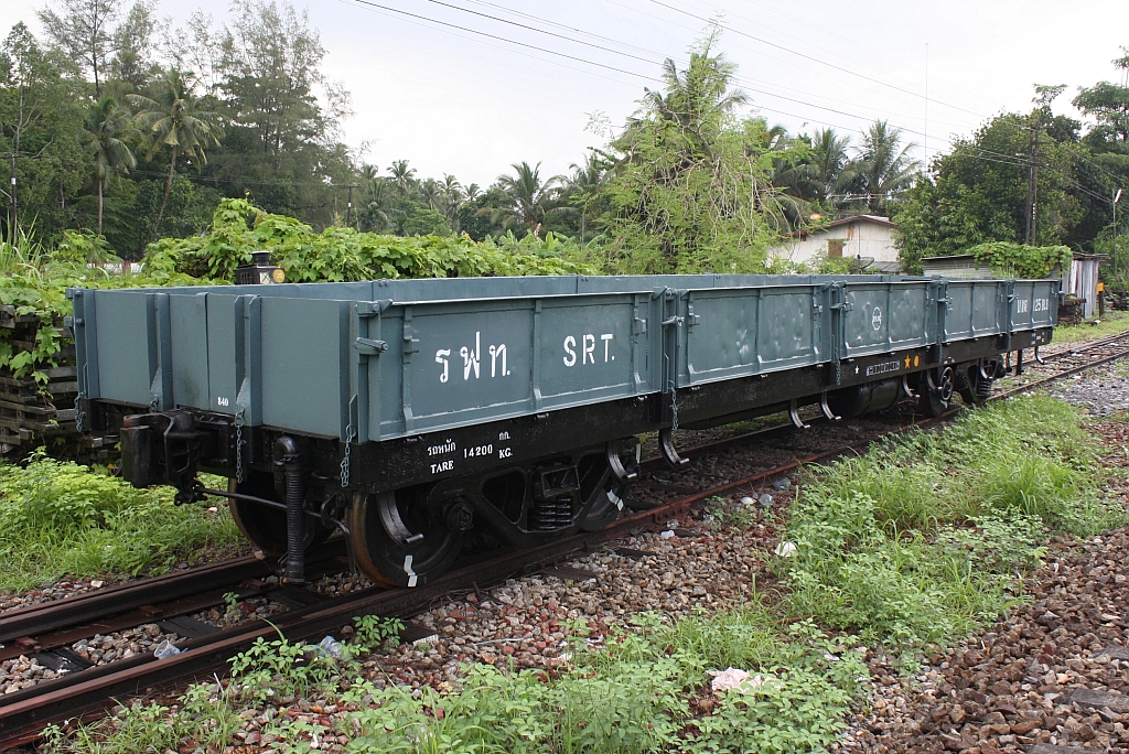 บ.ข.ต.125 (บ.ข.ต. =B.L.S./Bogie Low Sided Wagon) am 18.Mai 2013 im Bf. Chumphon. 

