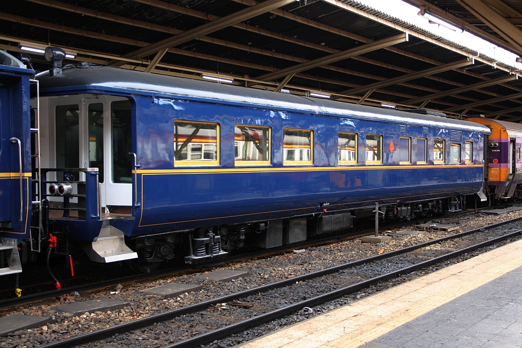 บจพ.ป. 1 (บจพ.ป. =ARS/Air-Conditioned Reserved Saloon) am 07.April 2022 in der Hua Lamphong Station.