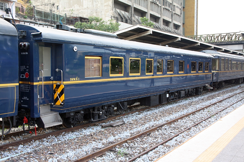 บจพ.ป. 1 (บจพ.ป. =ARS/Air-Conditioned Reserved Saloon) am 05.Dezember 2025 in der Hua Lamphong Station.
