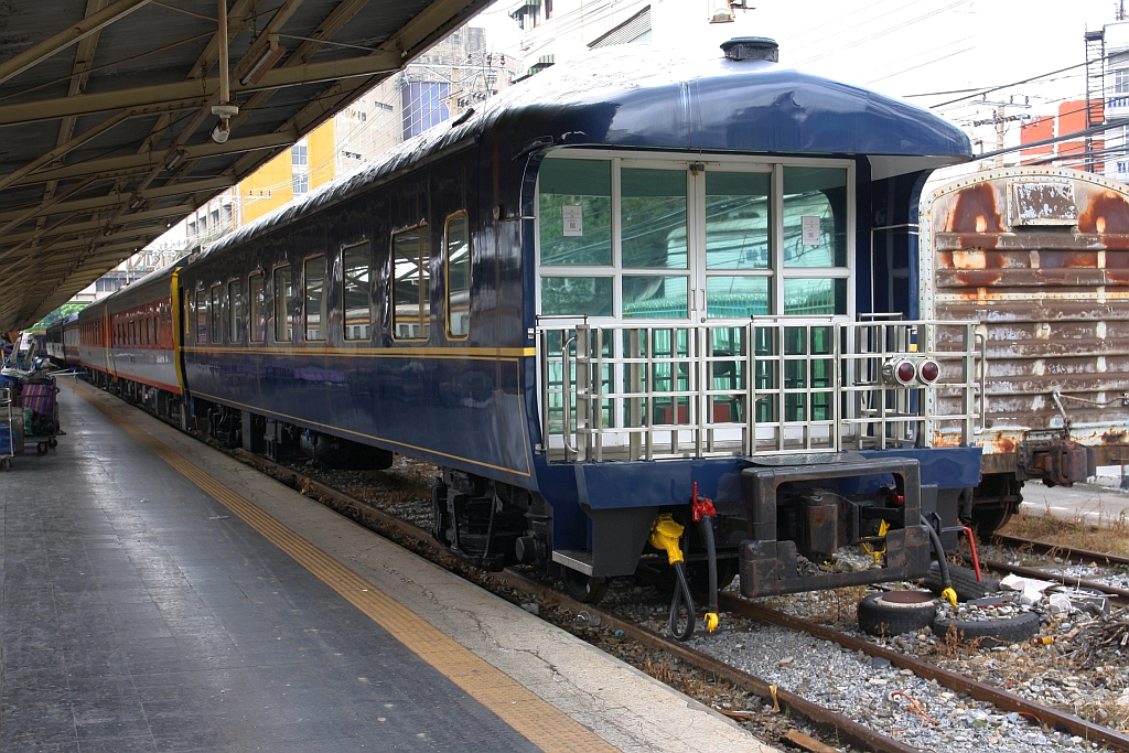 บจพ.ป. 221 (บจพ.ป. =ARS/Air-Conditioned Reserved Saloon) am 01.Mai 2022 in der Hua Lamphong Station.
