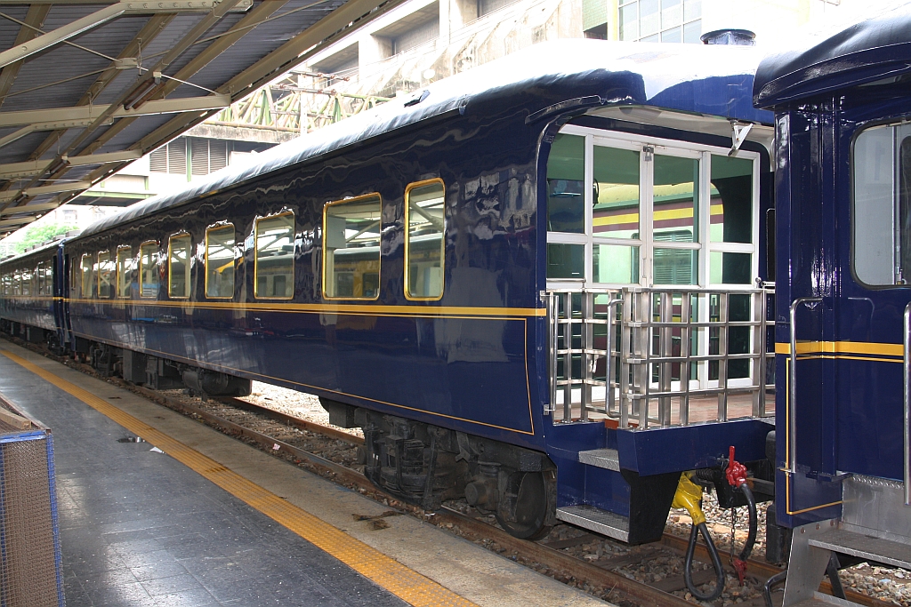 บจพ.ป. 231 (บจพ.ป. =ARS/Air-Conditioned Reserved Saloon) am 27.März 2017 im Bf. Hua Lamphong.