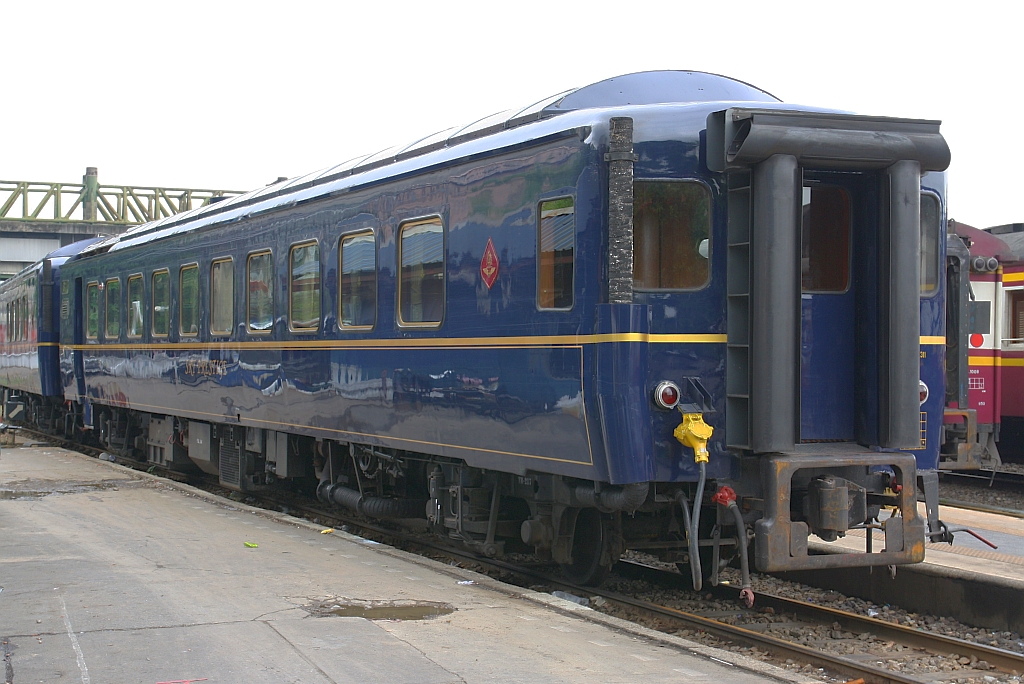 บจพ.ป. 311 (บจพ.ป. =ARS/Air-Conditioned Reserved Saloon, 2016: Umbau aus ATC. 305, ex Suhafu 12 106, Baujahr 197?) am 27.März 2017 im Bf. Hua Lamphong.