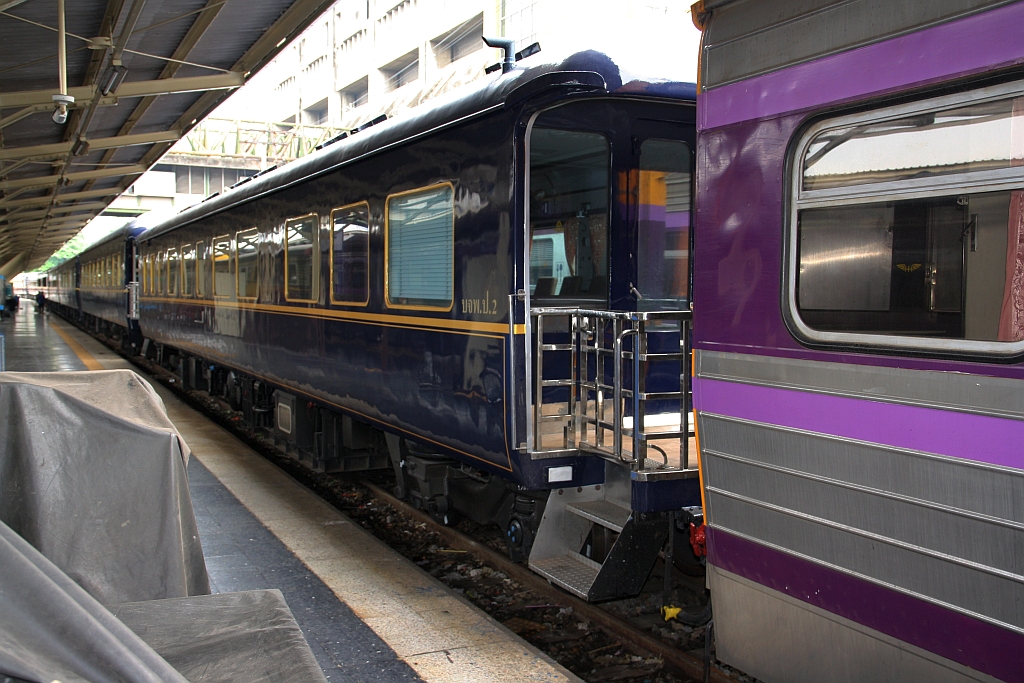 บจพ.ป.2 (บจพ.ป.=ARS./Air-Conditioned Reserved Saloon, Kinki Sharyo - Japan, Baujahr 1969) am 27.März 2017 in der Hua Lamphong Station.