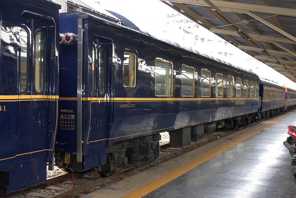 บจพ.ป.221 (บจพ.ป.=ARS./Air-Conditioned Reserved Saloon, 2010: Umbau aus ANS. 101, ex Ohane 14 33, Nippon Sharyo - Japan, Baujahr 1972) am 27.März 2017 in der Hua Lamphong Station.