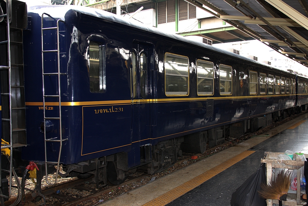 บจพ.ป.231 (บจพ.ป.=ARS./Air-Conditioned Reserved Saloon, 2010: Umbau aus ATC. 308?, ex Suhafu 12 1009, Niigata - Japan, Baujahr 1971) am 27.März 2017 in der Hua Lamphong Station.