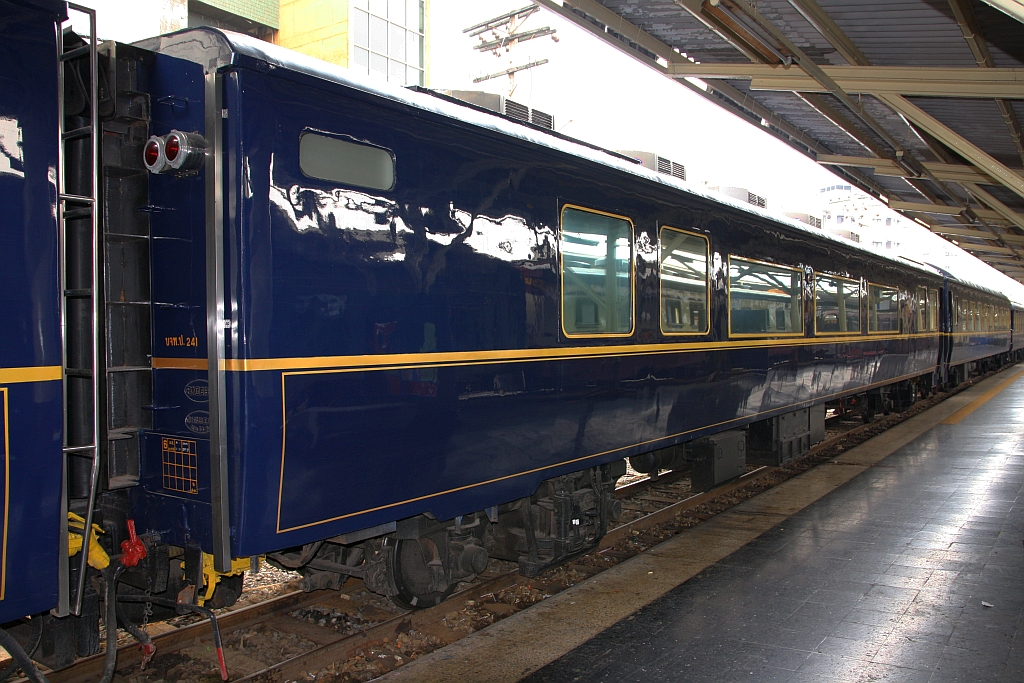 บจพ.ป.241 (บจพ.ป.=ARS./Air-Conditioned Reserved Saloon, 2010: Umbau aus APV. 2, ex Suha 25 301, Niigata - Japan, Baujahr 1978) am 27.März 2017 in der Hua Lamphong Station.