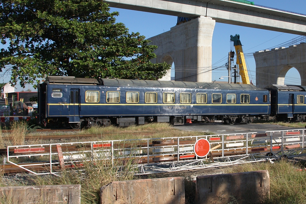 บจพ.ป.311 (บจพ.ป. =ARS/Air-Conditioned Reserved Saloon, 2016: Umbau aus ATC. 305, ex Suhafu 12 106, Baujahr 197?) als Verstärkung zum Royal Blossom Sp.Private 905 (Hua Lamphong - Khok Salung) am 04.Dezember 2025 auf EK mit der Urairat Road in Kaeng Khoi.