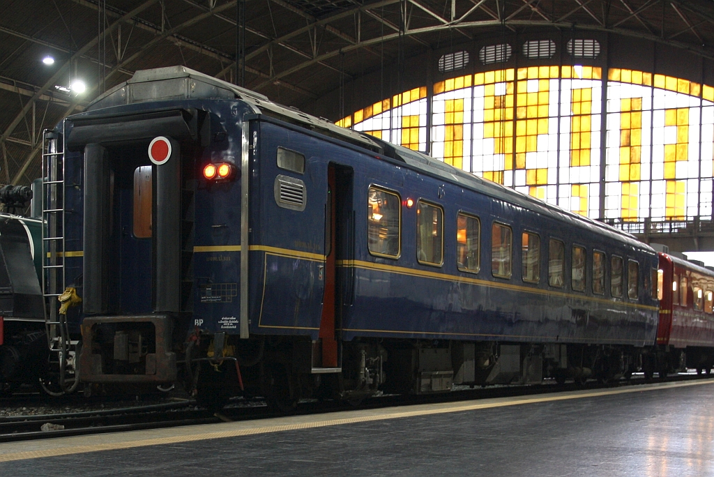 บจพ.ป.311 (บจพ.ป.=ARS./Air-Conditioned Reserved Saloon) am Morgen des 28.Juni 2025 in der Hua Lamphong Station.