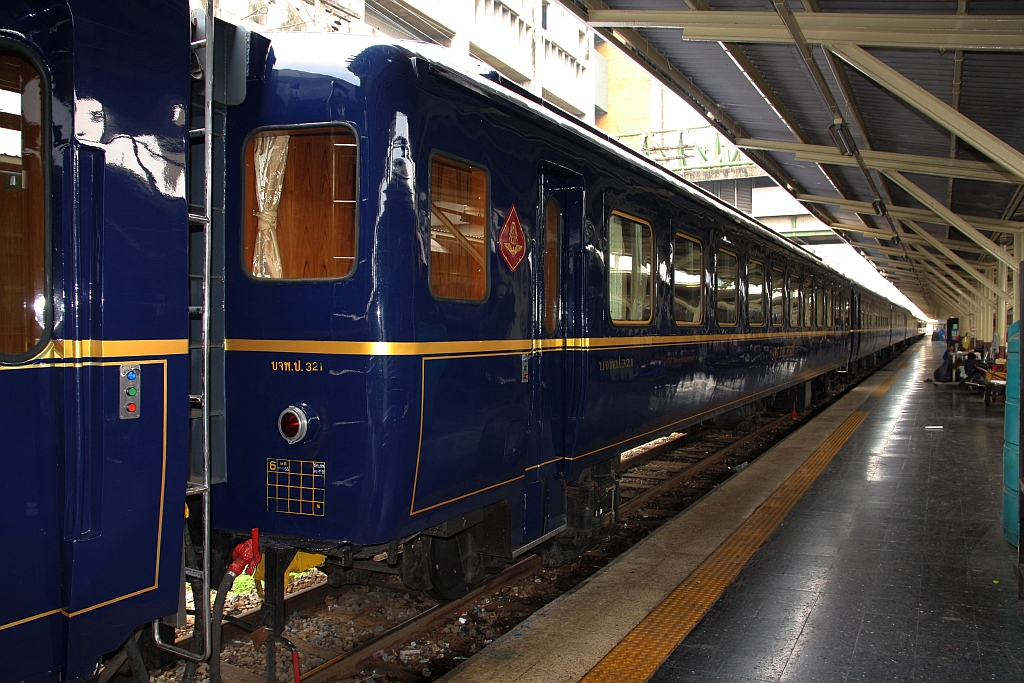 บจพ.ป.321 (บจพ.ป.=ARS./Air-Conditioned Reserved Saloon, 2016: Umbau aus ATC. 302, ex Suhafu 12 38, Japan, Baujahr 197x) am 27.März 2017 in der Hua Lamphong Station.